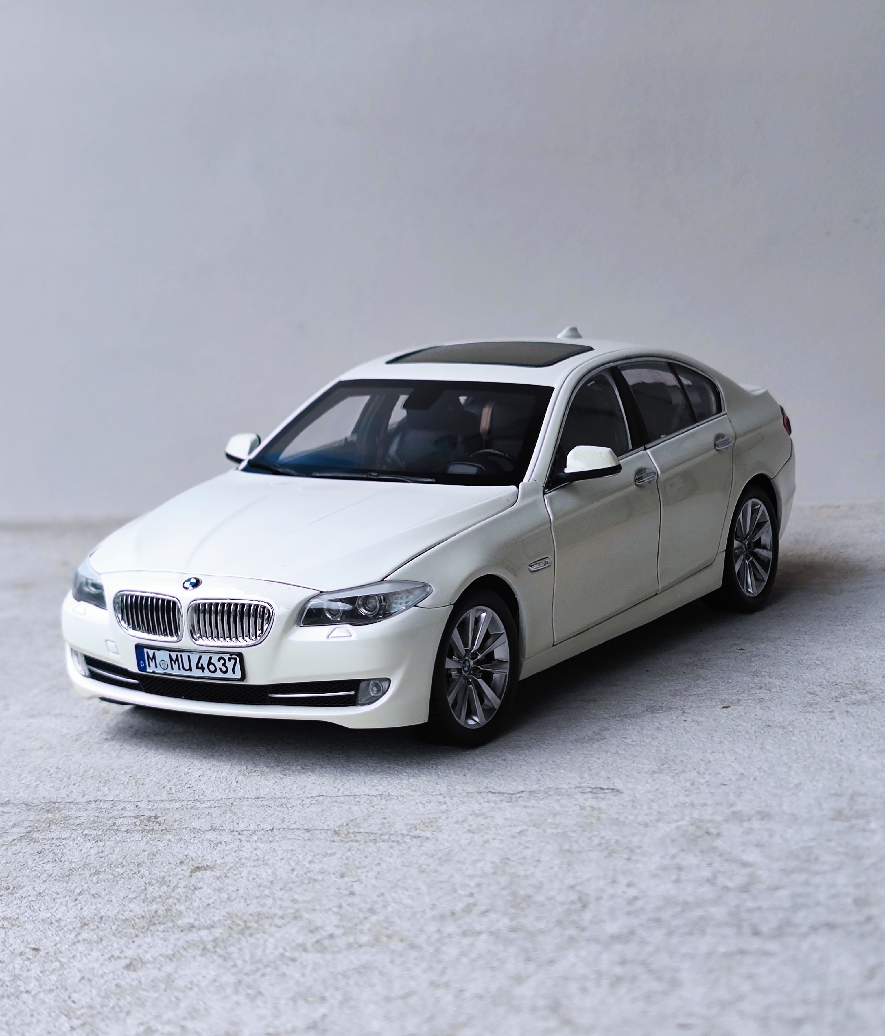 GTA威利1 18 宝马5系BMW 535i F10 F18老款5系合金汽车模型礼品