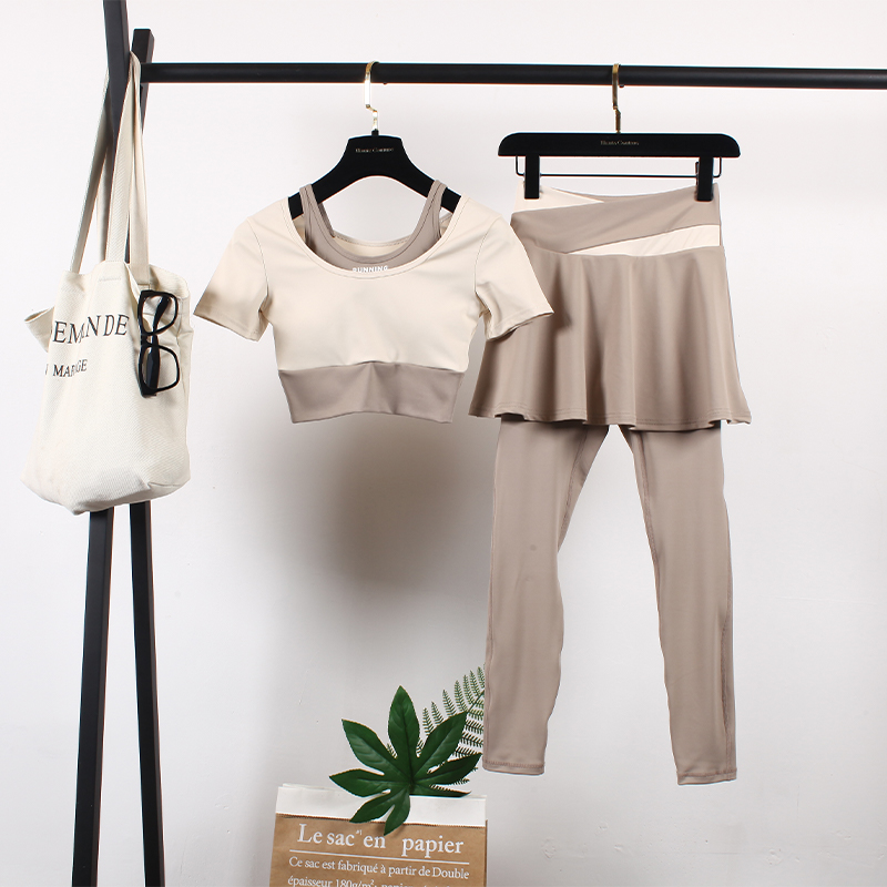 含胸垫瑜伽服套装女夏专业运动防走光裙裤晨跑步速干健身短袖套装