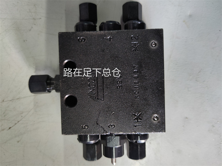 三一中联SSV6-4递进式分油器分配阀 搅拌机黄油润滑油4孔分配器