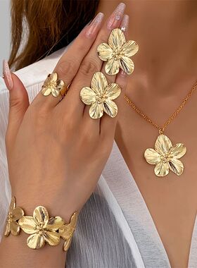 5pcs Elegant Golden-Tone Floral Jewelry Set - Vintage Style,