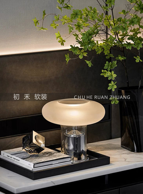 样板间飘窗台床头柜组合饰品