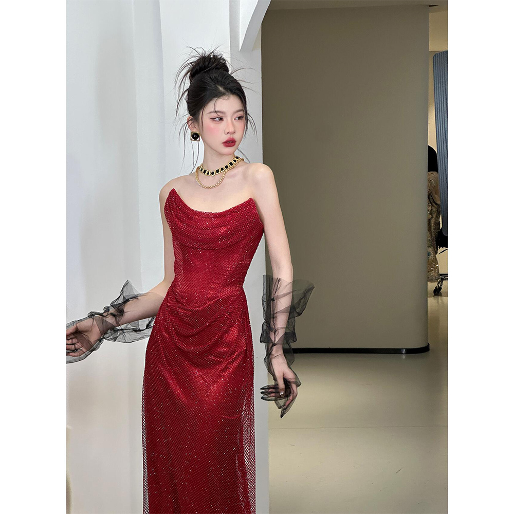 敬酒服新娘高端轻奢小众红色礼服订婚宴会高级感抹胸一字肩晨袍女