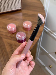 我宣布…这支刷子是所有腮红膏的神!小扫把腮红刷坡面斜坡化妆刷