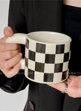 韩国ins博主同款黑白格棋盘格高级咖啡杯麻点陶瓷情侣泼墨马克杯