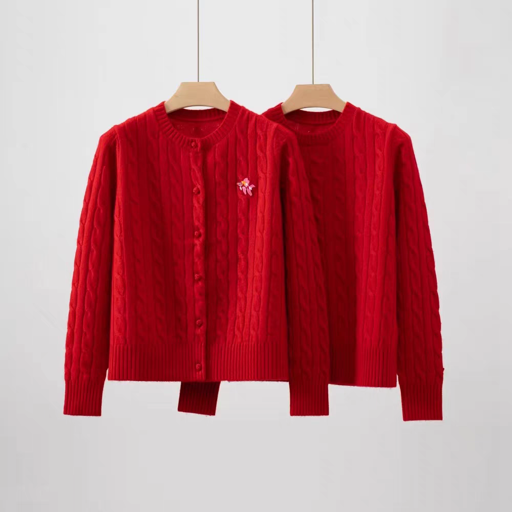 纯山羊绒女士圆领绞花加厚锦鲤刺绣款羊绒针织衫毛衣