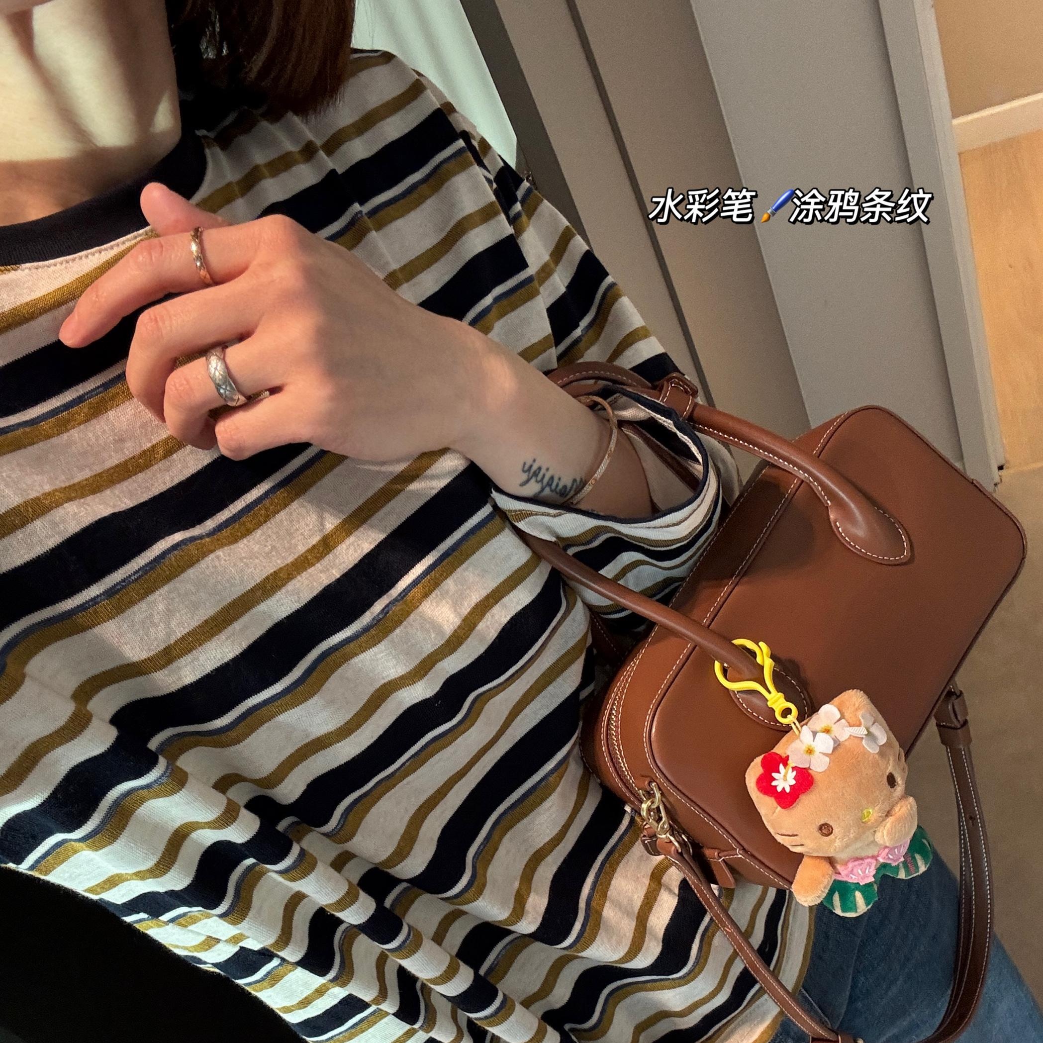 25早春返场王！人手bi冲低饱和时髦儿撞色涂鸦风条纹圆领长袖Tee