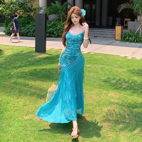 实拍海边度假蓝色连衣裙女夏清冷富家千金小个子吊带长裙