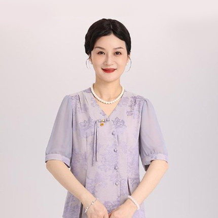 2025夏季时尚妈妈装V领碎花小衫新款舒适中老年女士纯色中袖衬衫