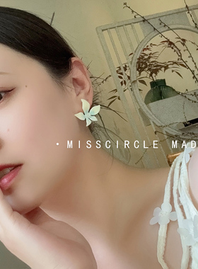 瑟可「春和景明」甜美奶油蓝色花瓣耳钉女2025新款高级感轻奢百搭