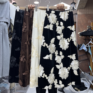 法式优雅刺绣花朵丝绒半身裙小众设计感长裙女2025秋冬百搭A字裙