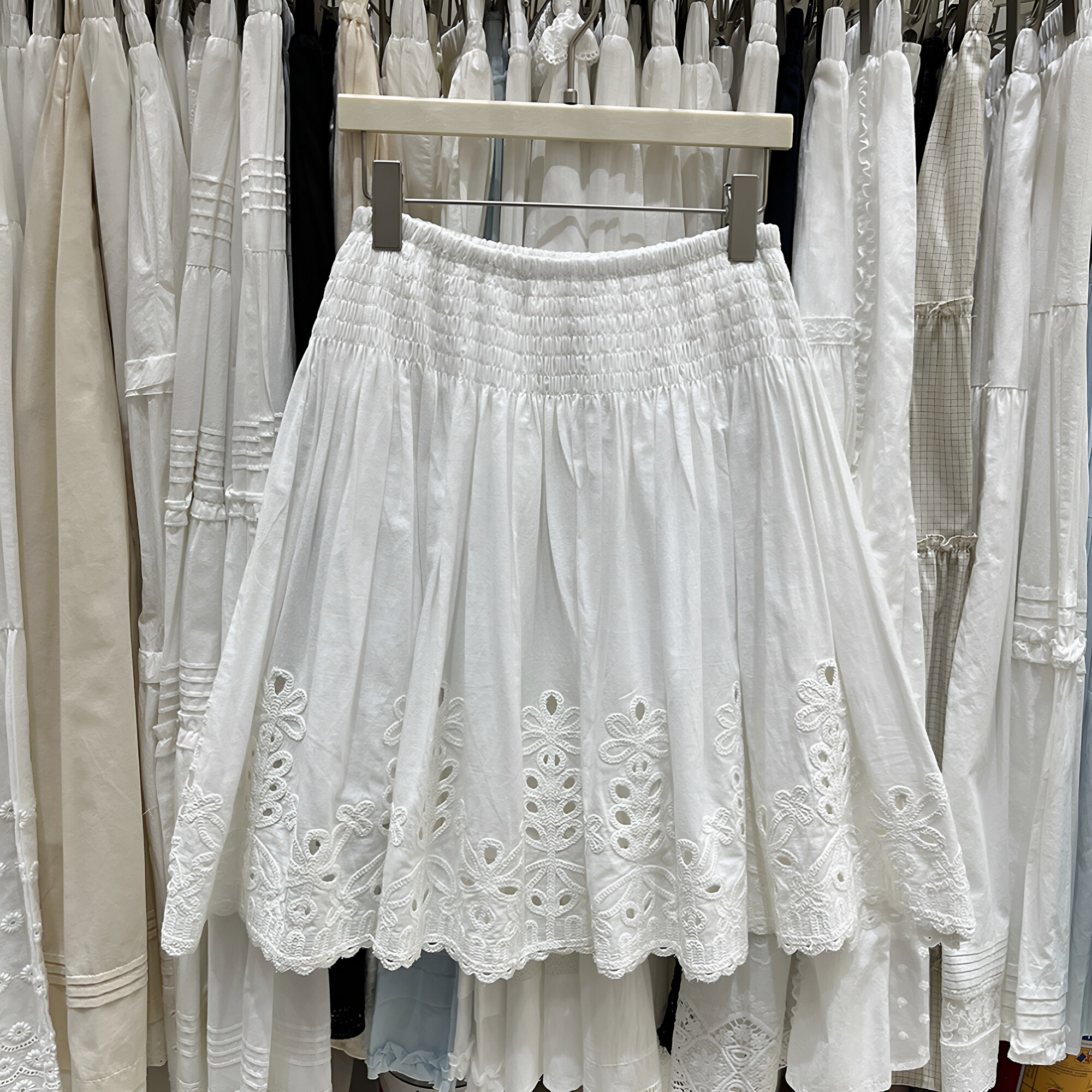 韩国甜美刺绣镂空白色A字半身裙女打揽褶皱松紧腰显瘦蓬蓬伞裙子