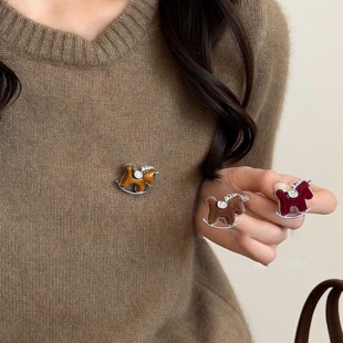 镶钻植绒树脂小马胸针新中式复古本命年别针设计感小众服饰配件女