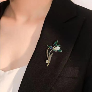 大气奢华玉石胸针高档珍珠玉兰花胸花职业服装 新款 配饰气质别针女