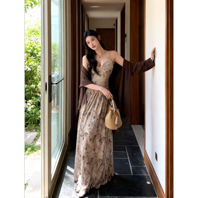 秋季茶歇法式复古绿色碎花吊带连衣裙清冷感温柔气质收腰a字长裙