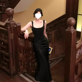 法式 黑色吊带鱼骨连衣裙女方领气质收腰缎面年会礼服裙子