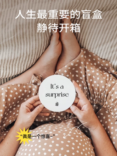 Однократная луна -Беременные женщины, фото, беременная мама фотографирует дома.