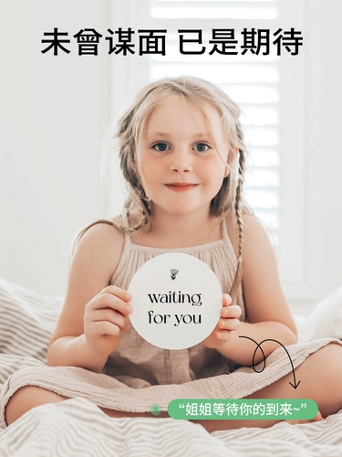 Однократная луна -Беременные женщины, фото, беременная мама фотографирует дома.