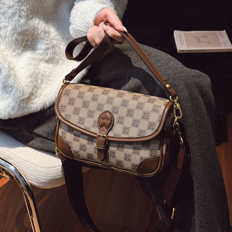 今年流行法棍包包女2025新款高级感轻奢复古宽带单肩斜挎包腋下包