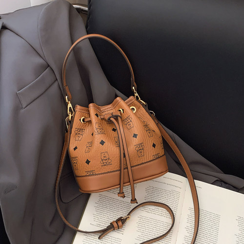 轻奢复古水桶包包女2025新款小众设计超火手提单肩包高级感斜挎包