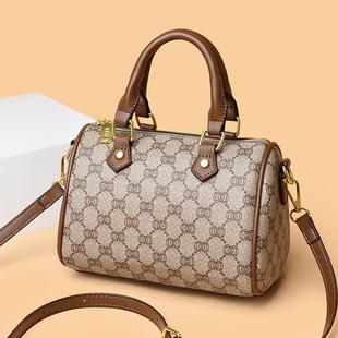 今年流行手提波士顿枕头包2025新款高级感轻奢小众真皮通勤斜挎包