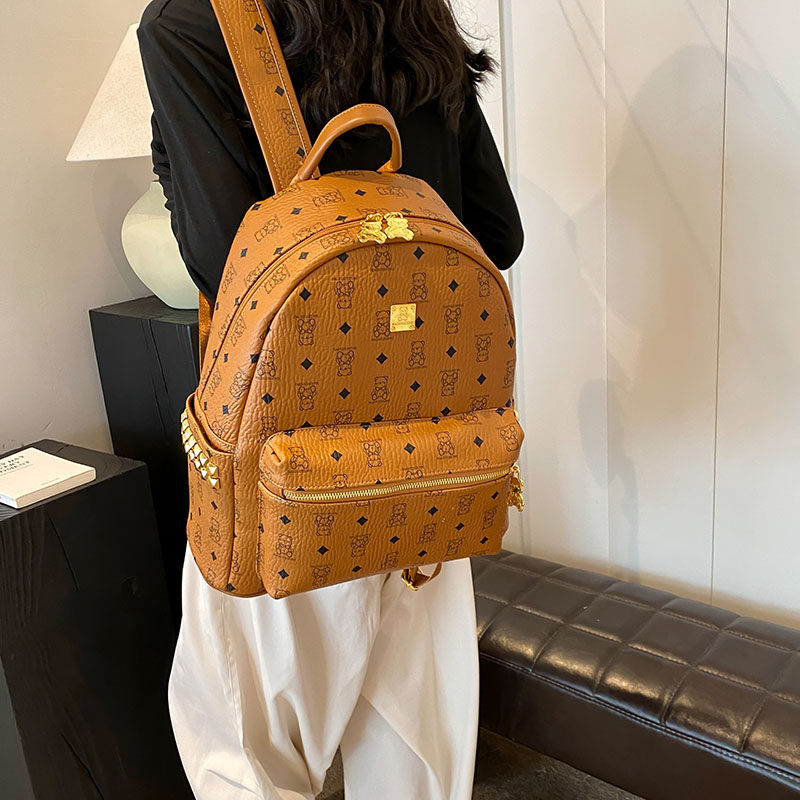 高级感可爱小熊双肩包女式2026新款轻奢大容量书包通勤大学生背包