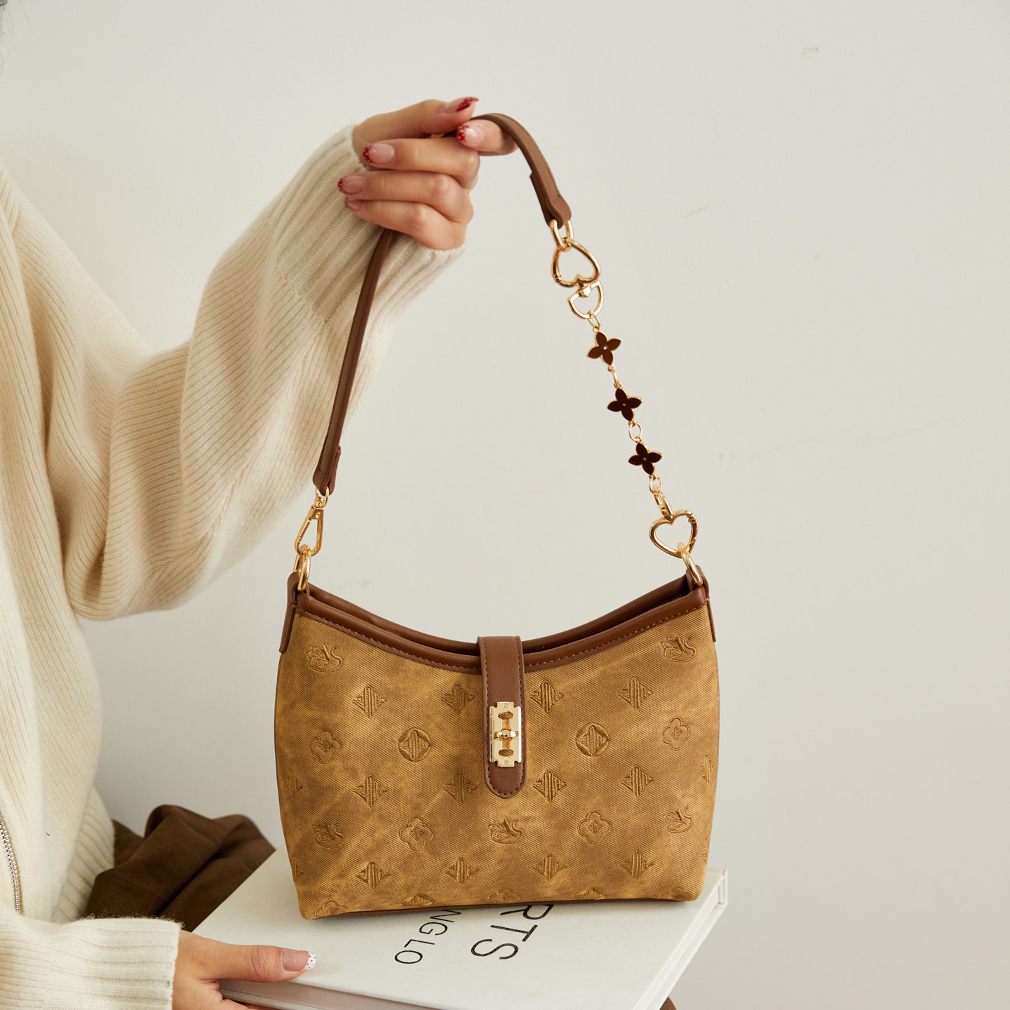 复古包包女式2026新款今年流行高级感时尚刺绣通勤单肩斜挎腋下包