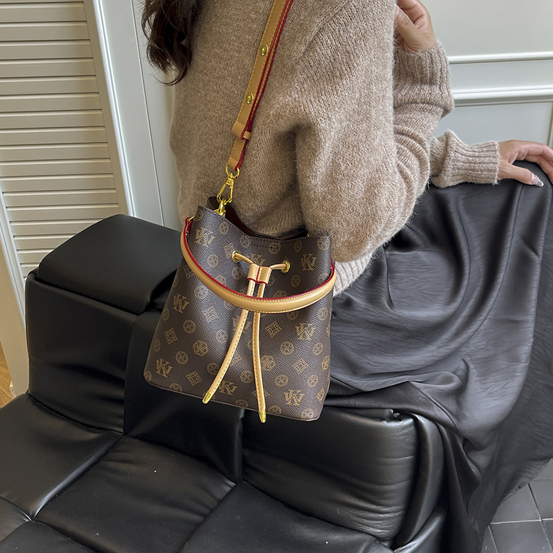 轻奢复古水桶包包女2025新款老花女包休闲时尚通勤百搭单肩斜挎包