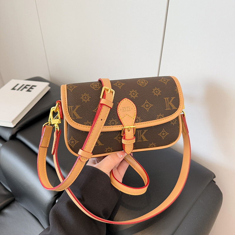 夏天超火小包包女2025新款时尚法棍腋下包百搭轻奢小众斜挎手机包