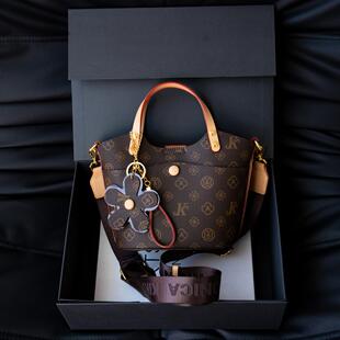 轻奢复古老花大容量包包女2026新款高级感通勤托特百搭水桶斜挎包