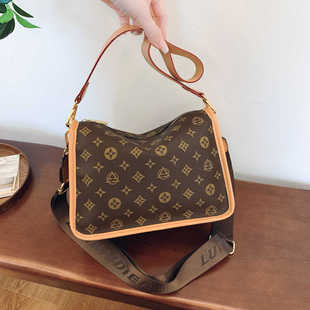 今年流行真皮豌豆包包2026新款网红爆款时尚复古印花单肩斜挎包女