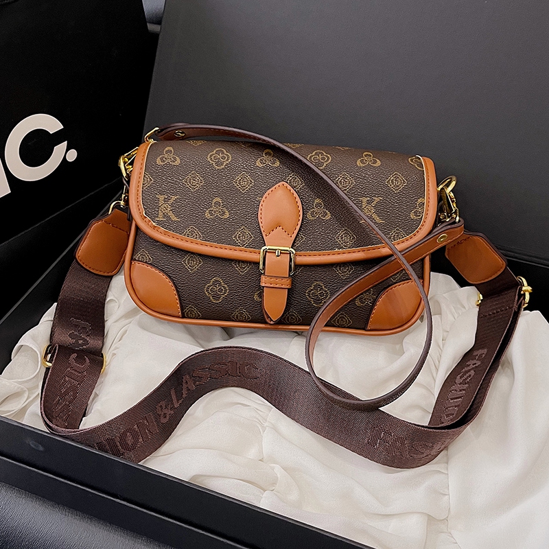 高级感包包女2025新款潮轻奢复古老花单肩斜挎包宽带法棍包小方包