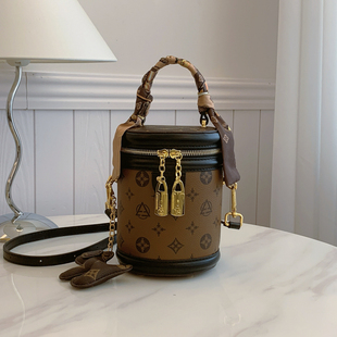 圆筒包包女2026新款网红圆柱形手提水桶包复古老花真皮单肩斜挎包