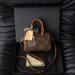 轻奢复古高级感老花波士顿包包女2025新款手提枕头包单肩斜挎小包