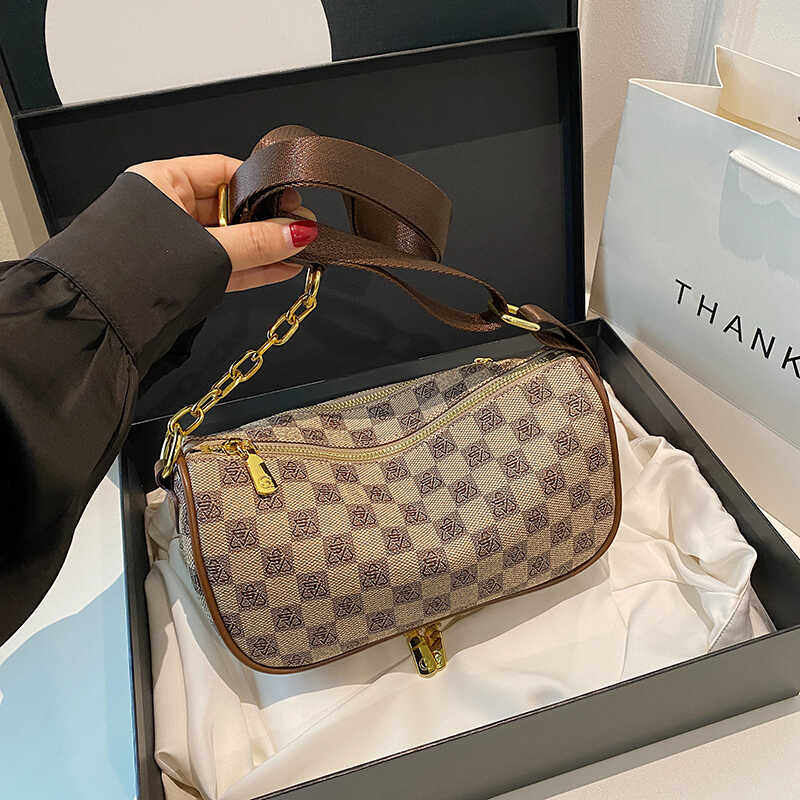 今年流行饺子包包女2026新款爆款高级感大容量斜挎包宽带单肩女包