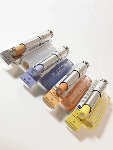 Dior, осветляющий консилер-стик, скрывает темные круги под глазами