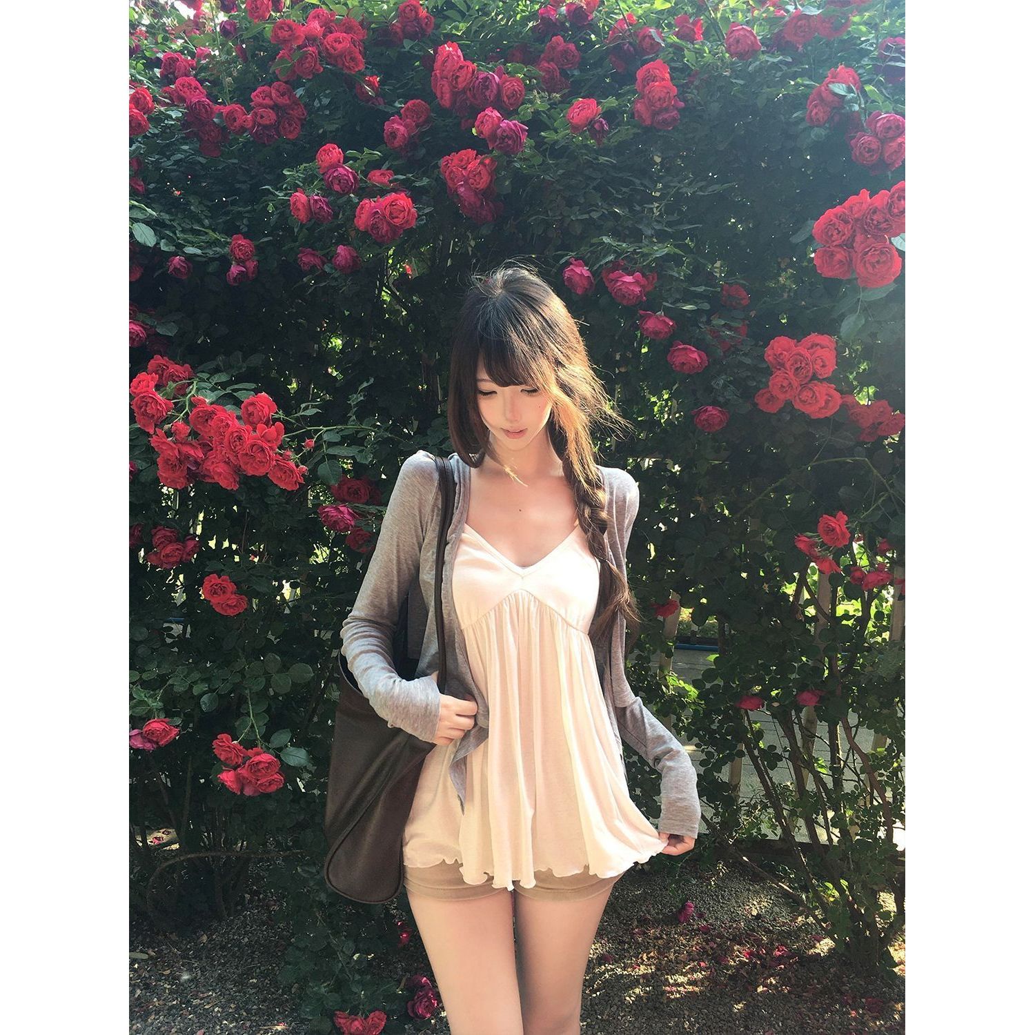 韩系温柔纯欲风灰色系带开衫+白色v领吊带+卡其色短裤夏季三件套