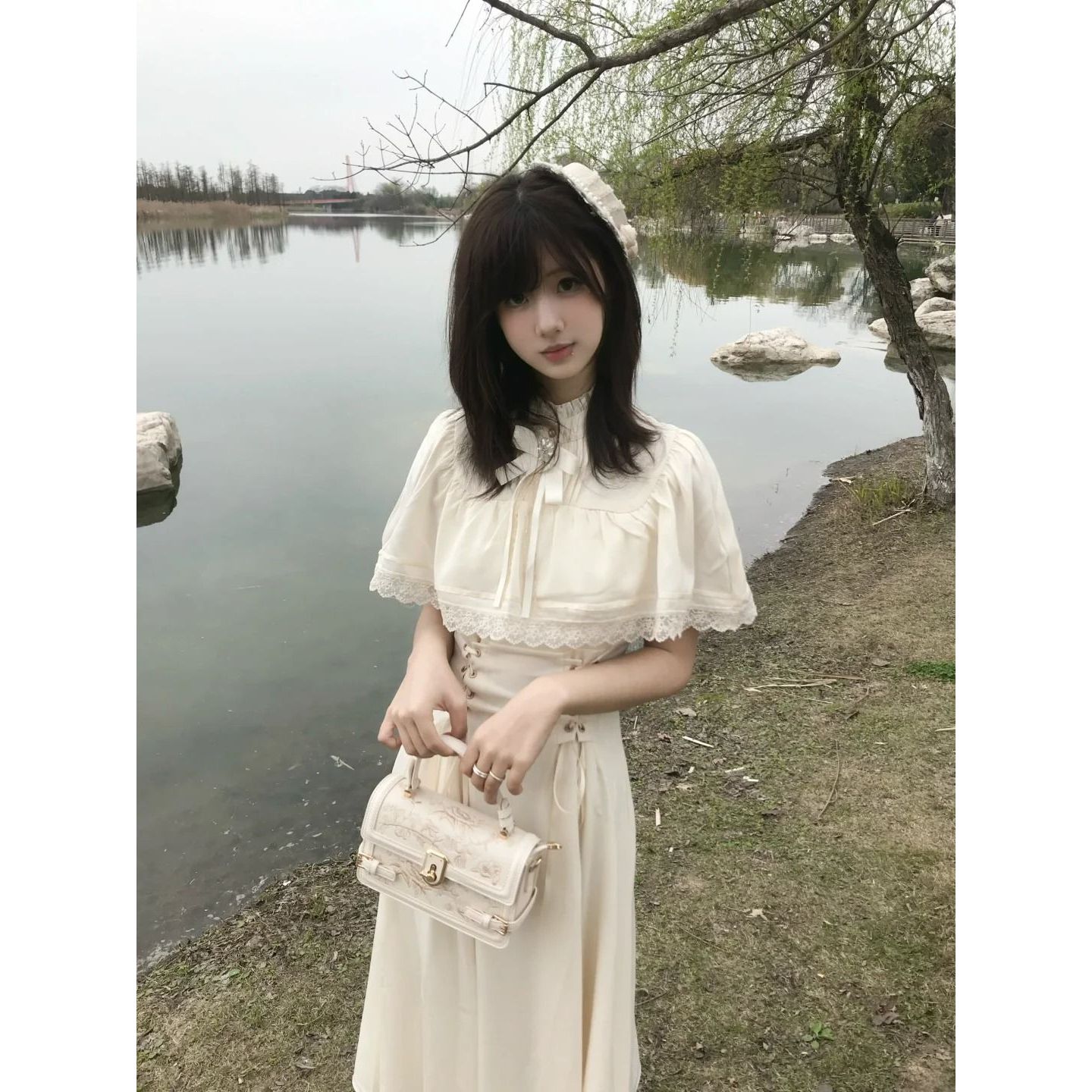 法式白色蕾丝立领公主泡泡短袖斗篷连衣裙女长款收腰显瘦夏季气质