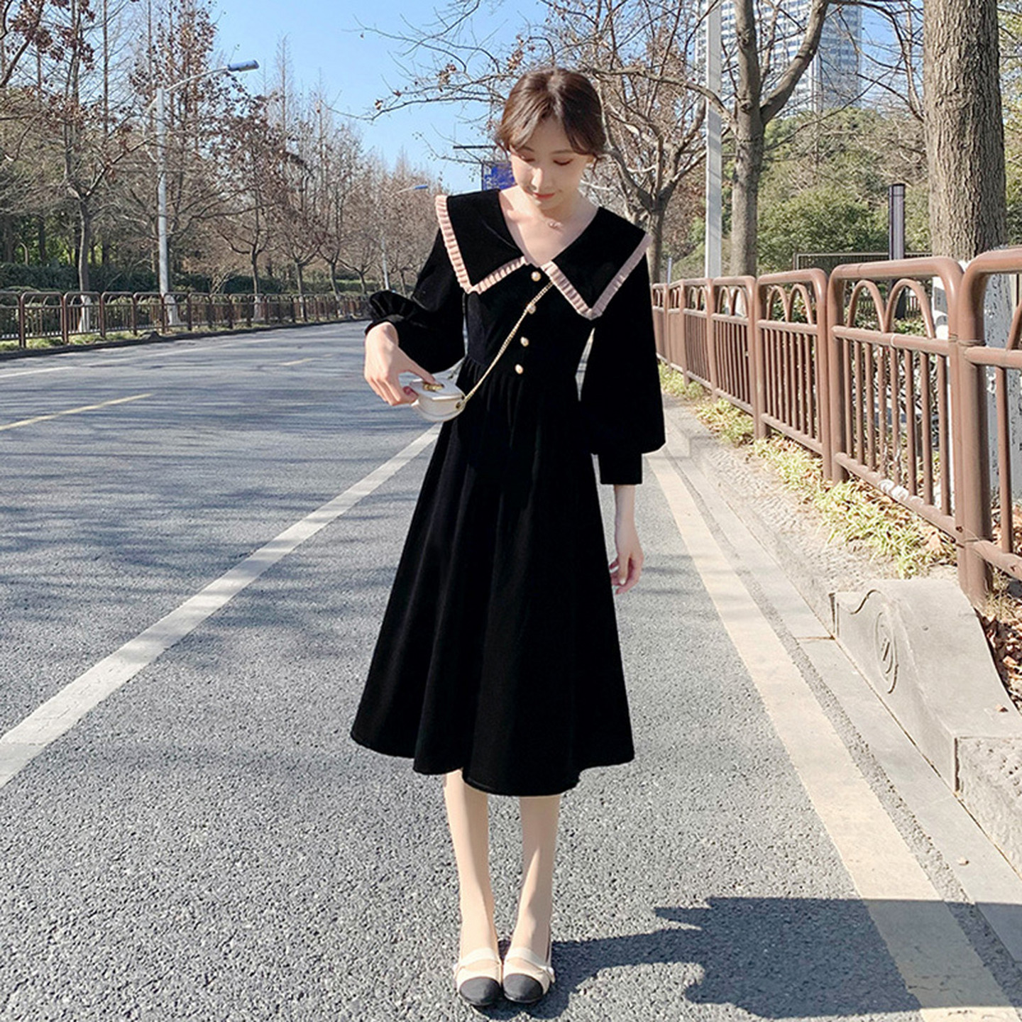 秋装女2026年新款茶歇法式赫本风小个子早秋小黑裙金丝绒连衣裙子