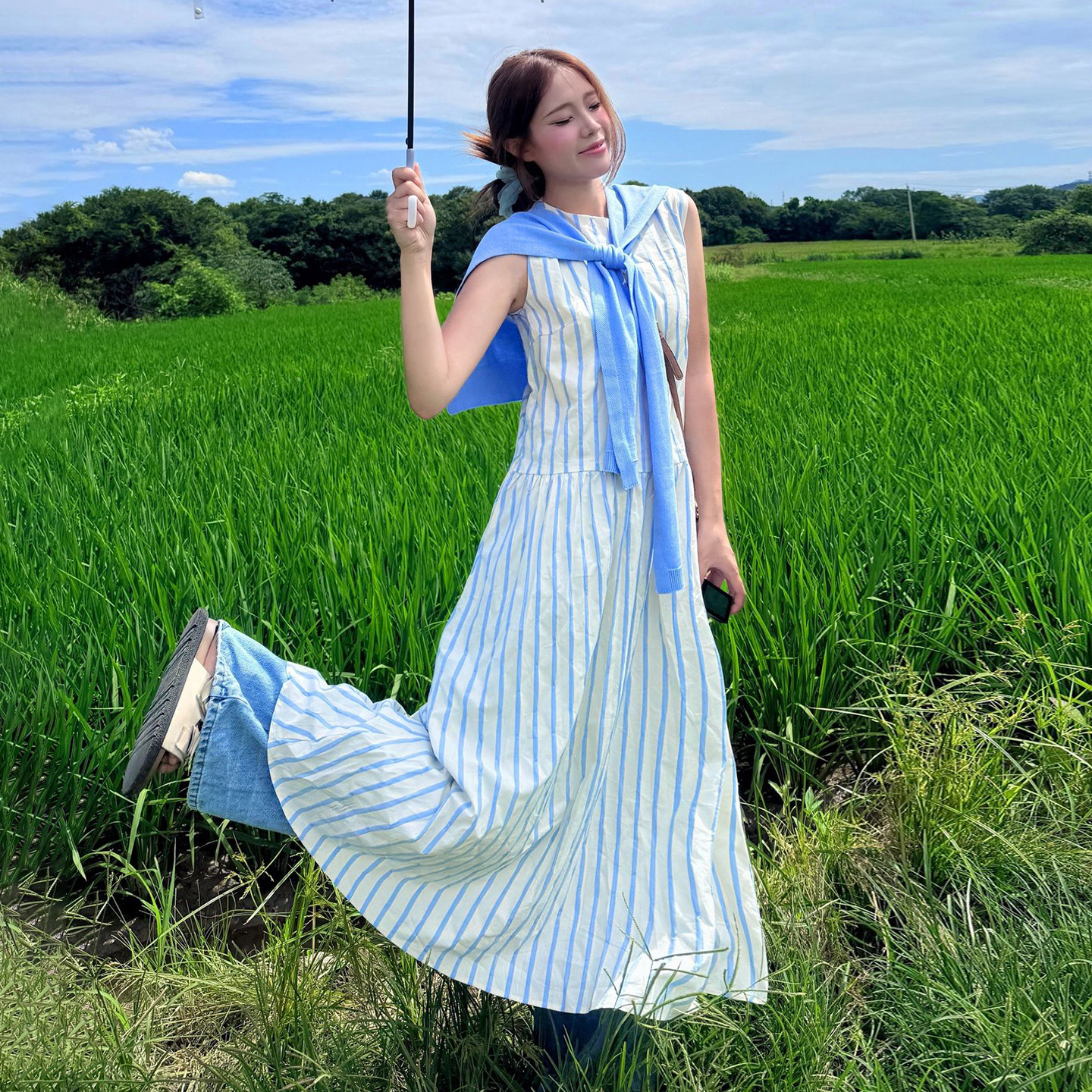 法式无袖蓝色条纹背心连衣裙子女夏季2026新款松弛感漂亮绝美长裙