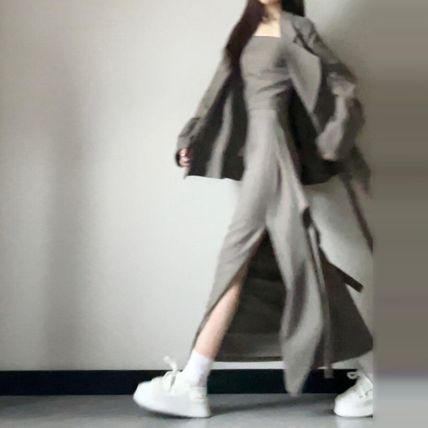 灰色开叉吊带连衣裙子女2026秋季流行风格西装外套长裙一整套穿搭