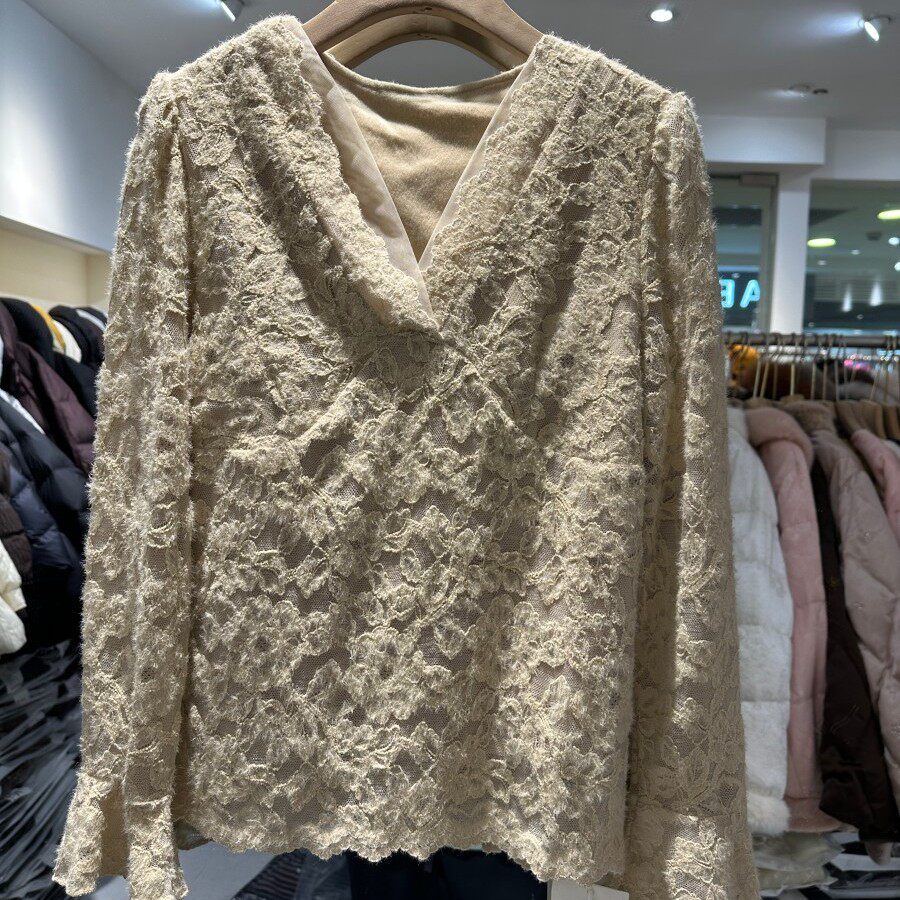 小艺欧货女装2026年春季新款时尚V领喇叭袖气质显瘦蕾丝上衣689H