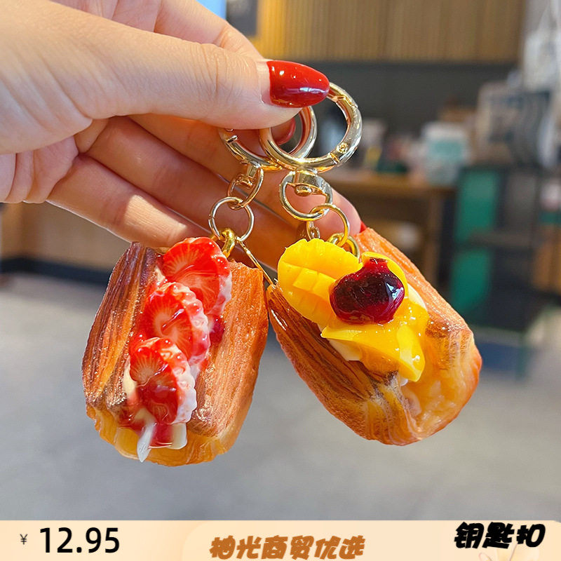 创意仿真草莓水果夹心可颂面包钥