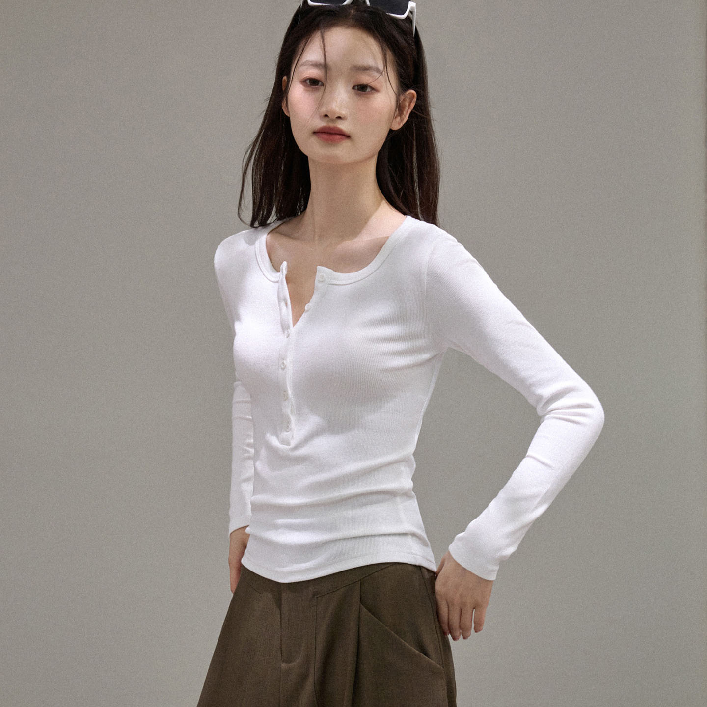 轻奢风真丝亨利领纽扣长袖T恤女秋冬新款设计感修身显瘦打底上衣