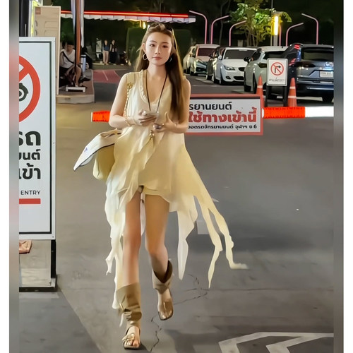2026夏季新款韩系松弛感V领不规则无袖连衣裙设计感显瘦度假短裙