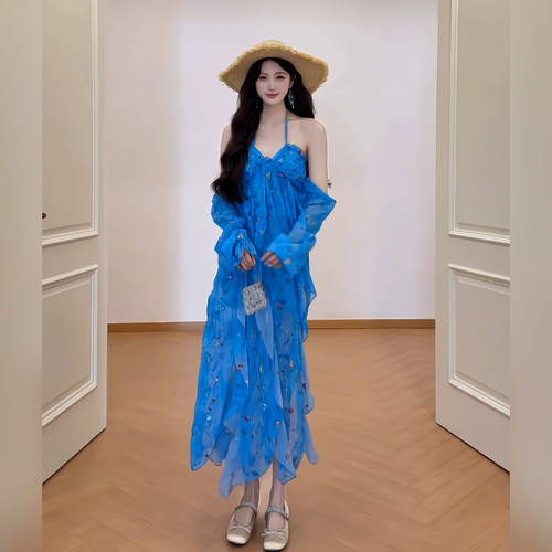 海边度假绝美沙滩裙多巴胺蓝色露背挂脖抹胸连衣裙女夏不规则长裙