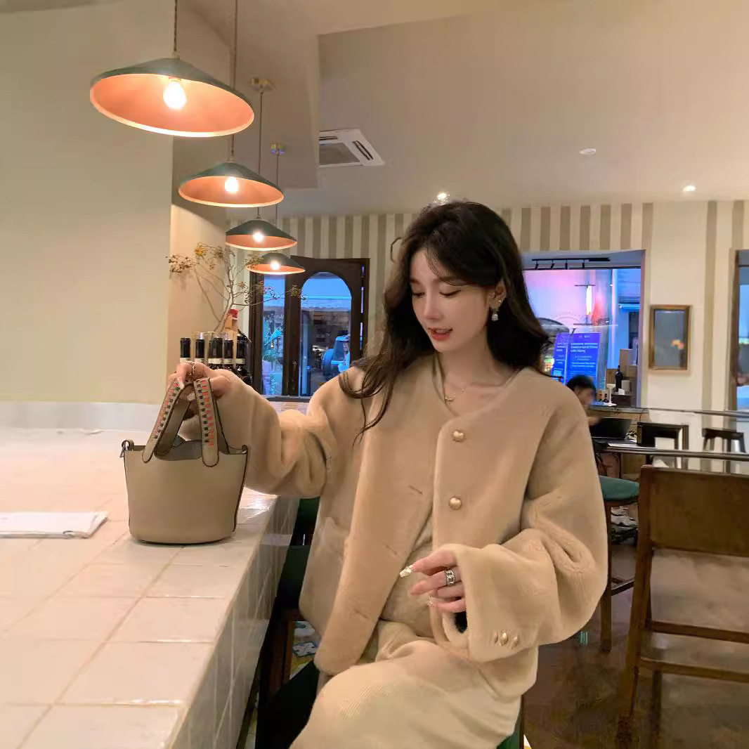 2025秋冬新款羊剪绒颗粒皮毛一体女短款羊羔毛大衣全羊毛皮草外套