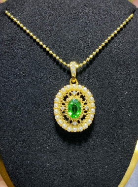 的天然沙弗莱吊坠。颜色绿完美的沙沙，主石4*6mm925纯银精工镶嵌