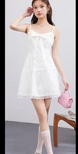 爱衣服百丽小清新白色吊带收腰连衣裙女裙子秋冬季新款小个子短裙