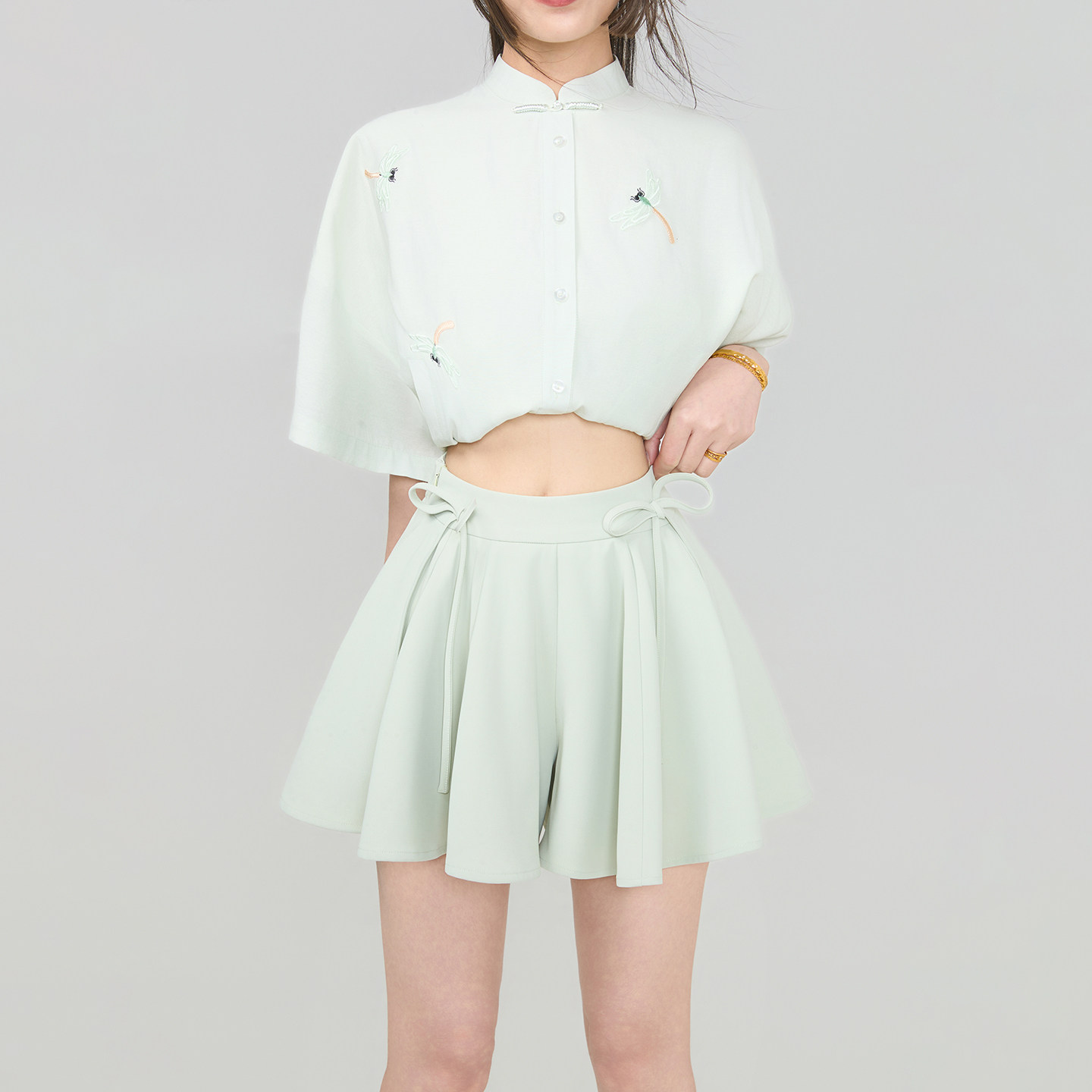 KEIKO 轻氧感绿色百褶半身裙裤裙26夏季蝴蝶结饰高腰A字阔腿短裤