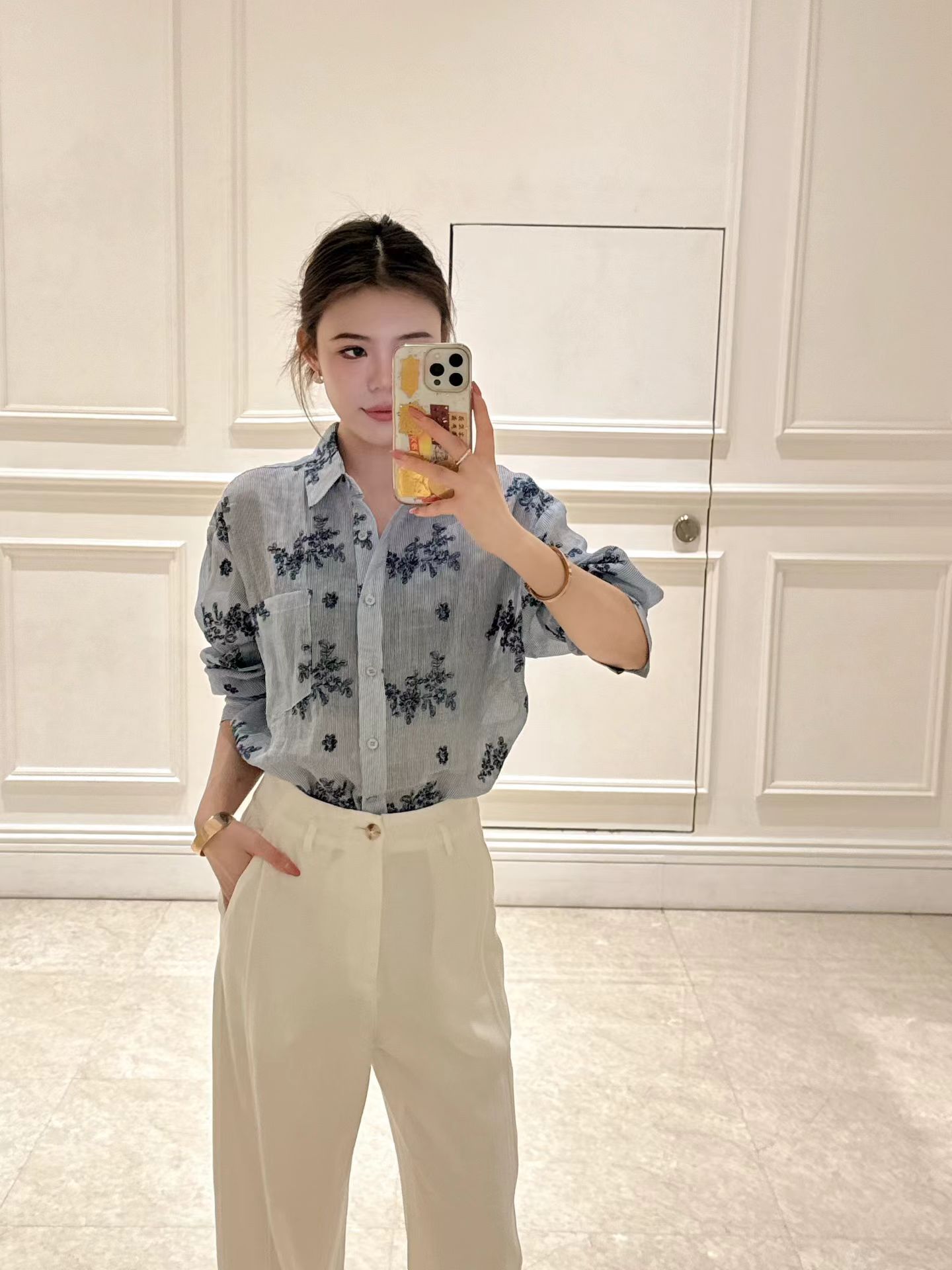 2026深圳南油新款设计感绣花亚麻翻领单排扣衬衫女洋气减龄休闲